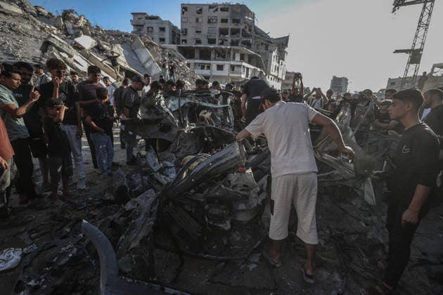The Israeli army targeted a vehicle in Gaza GAZA CITY, GAZA, PALESTINE - SEPTEMBER 27: Palestinians inspect a heavily damaged vehicle hit by an Israeli unmanned aerial vehicle (UAV) strike at the Industrial Junction in Gaza City, Gaza, Palestine on September 27, 2026. Despite an active ceasefire agreement, Israeli forces continued their attacks on the area, leaving multiple people killed and wounded. Ali Jadallah Anadolu Gaza City Gaza. Editorial use only. Please get in touch for any other usage.  Copyright: x2026xAnadoluxAlixJadallahx