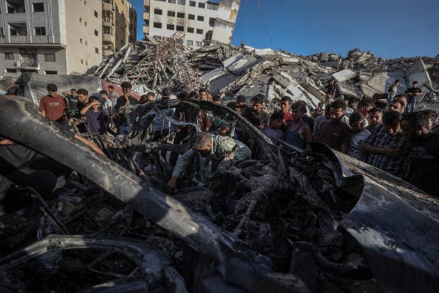 The Israeli army targeted a vehicle in Gaza GAZA CITY, GAZA, PALESTINE - SEPTEMBER 27: Palestinians inspect a heavily damaged vehicle hit by an Israeli unmanned aerial vehicle (UAV) strike at the Industrial Junction in Gaza City, Gaza, Palestine on September 27, 2026. Despite an active ceasefire agreement, Israeli forces continued their attacks on the area, leaving multiple people killed and wounded. Ali Jadallah Anadolu Gaza City Gaza. Editorial use only. Please get in touch for any other usage.  Copyright: x2026xAnadoluxAlixJadallahx