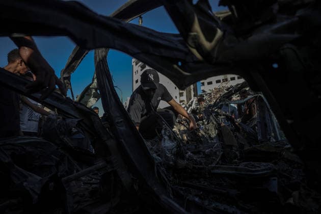 The Israeli army targeted a vehicle in Gaza GAZA CITY, GAZA, PALESTINE - SEPTEMBER 27: Palestinians inspect a heavily damaged vehicle hit by an Israeli unmanned aerial vehicle (UAV) strike at the Industrial Junction in Gaza City, Gaza, Palestine on September 27, 2026. Despite an active ceasefire agreement, Israeli forces continued their attacks on the area, leaving multiple people killed and wounded. Ali Jadallah Anadolu Gaza City Gaza. Editorial use only. Please get in touch for any other usage.  Copyright: x2026xAnadoluxAlixJadallahx