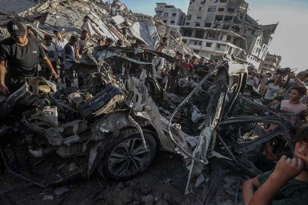 The Israeli army targeted a vehicle in Gaza GAZA CITY, GAZA, PALESTINE - SEPTEMBER 27: Palestinians inspect a heavily damaged vehicle hit by an Israeli unmanned aerial vehicle (UAV) strike at the Industrial Junction in Gaza City, Gaza, Palestine on September 27, 2026. Despite an active ceasefire agreement, Israeli forces continued their attacks on the area, leaving multiple people killed and wounded. Ali Jadallah Anadolu Gaza City Gaza. Editorial use only. Please get in touch for any other usage.  Copyright: x2026xAnadoluxAlixJadallahx