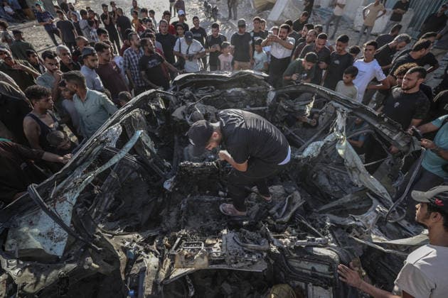 The Israeli army targeted a vehicle in Gaza GAZA CITY, GAZA, PALESTINE - SEPTEMBER 27: Palestinians inspect a heavily damaged vehicle hit by an Israeli unmanned aerial vehicle (UAV) strike at the Industrial Junction in Gaza City, Gaza, Palestine on September 27, 2026. Despite an active ceasefire agreement, Israeli forces continued their attacks on the area, leaving multiple people killed and wounded. Ali Jadallah Anadolu Gaza City Gaza. Editorial use only. Please get in touch for any other usage.  Copyright: x2026xAnadoluxAlixJadallahx