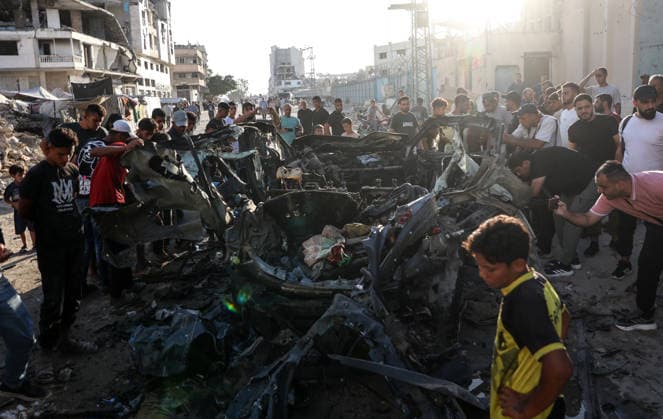 Aftermath of Israeli Airstrike In Gaza Palestinians inspect a vehicle damaged by an Israeli airstrike in Gaza City, on September 27, 2026. Gaza Palestine  Copyright: xMajdixFathix originalFilename: fathi-notitle260927_npNUG.jpg