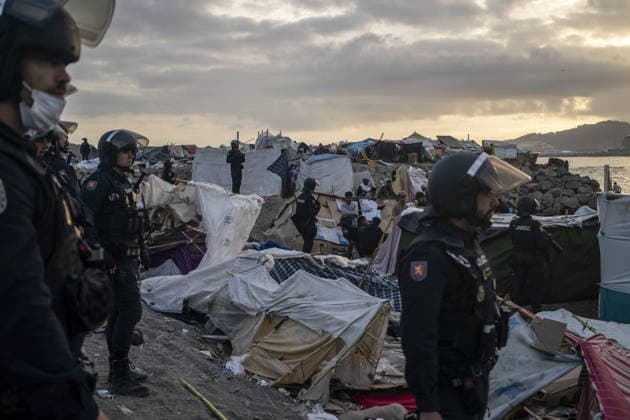 Riot police clear migrant camp near desalination plant in Ceuta CEUTA, SPAIN - SEPTEMBER 27: Riot police officers clear part of a makeshift migrant camp at Benitez Beach during an operation to establish a security perimeter around Ceuta s desalination plant following the mass crossing of migrants from Morocco, in Ceuta, Spain, on September 27, 2026. Jose Colon Anadolu Ceuta Spain. Editorial use only. Please get in touch for any other usage.  Copyright: x2026xAnadoluxJosexColonx