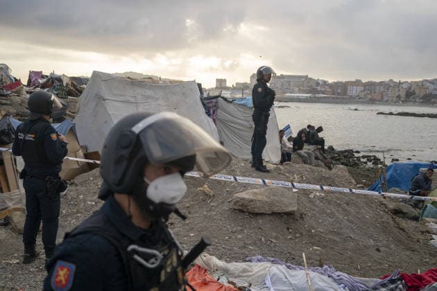 Riot police clear migrant camp near desalination plant in Ceuta CEUTA, SPAIN - SEPTEMBER 27: Riot police officers clear part of a makeshift migrant camp at Benitez Beach during an operation to establish a security perimeter around Ceuta s desalination plant following the mass crossing of migrants from Morocco, in Ceuta, Spain, on September 27, 2026. Jose Colon Anadolu Ceuta Spain. Editorial use only. Please get in touch for any other usage.  Copyright: x2026xAnadoluxJosexColonx