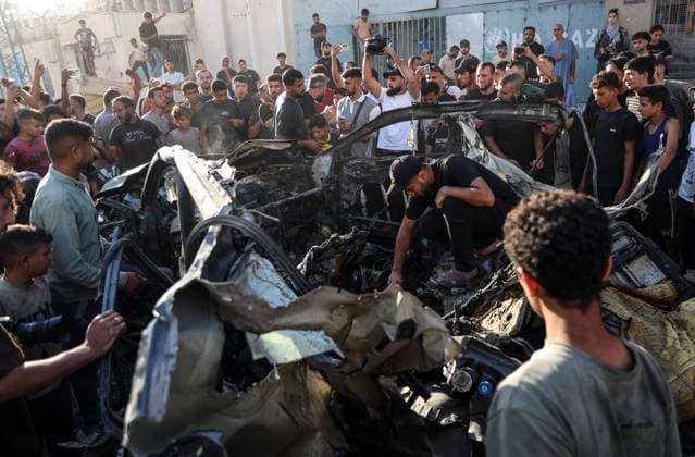Aftermath of Israeli Airstrike In Gaza Palestinians inspect a vehicle damaged by an Israeli airstrike in Gaza City, on September 27, 2026. Gaza Palestine  Copyright: xMajdixFathix originalFilename: fathi-notitle260927_npwU3.jpg