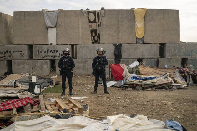 Riot police clear migrant camp near desalination plant in Ceuta CEUTA, SPAIN - SEPTEMBER 27: Riot police officers clear part of a makeshift migrant camp at Benitez Beach during an operation to establish a security perimeter around Ceuta s desalination plant following the mass crossing of migrants from Morocco, in Ceuta, Spain, on September 27, 2026. Jose Colon Anadolu Ceuta Spain. Editorial use only. Please get in touch for any other usage.  Copyright: x2026xAnadoluxJosexColonx