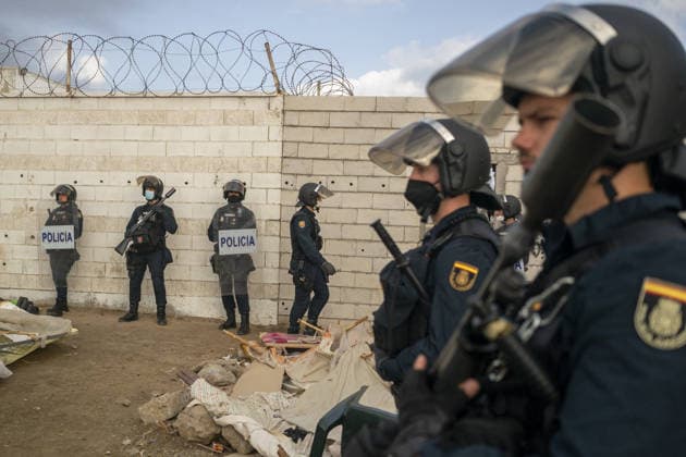 Riot police clear migrant camp near desalination plant in Ceuta CEUTA, SPAIN - SEPTEMBER 27: Riot police officers clear part of a makeshift migrant camp at Benitez Beach during an operation to establish a security perimeter around Ceuta s desalination plant following the mass crossing of migrants from Morocco, in Ceuta, Spain, on September 27, 2026. Jose Colon Anadolu Ceuta Spain. Editorial use only. Please get in touch for any other usage.  Copyright: x2026xAnadoluxJosexColonx