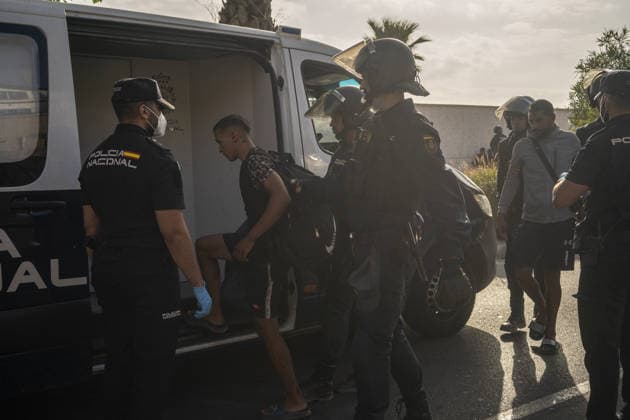Riot police clear migrant camp near desalination plant in Ceuta CEUTA, SPAIN - SEPTEMBER 27: Riot police officers clear part of a makeshift migrant camp at Benitez Beach during an operation to establish a security perimeter around Ceuta s desalination plant following the mass crossing of migrants from Morocco, in Ceuta, Spain, on September 27, 2026. Jose Colon Anadolu Ceuta Spain. Editorial use only. Please get in touch for any other usage.  Copyright: x2026xAnadoluxJosexColonx