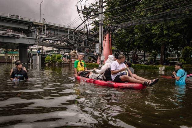 Aftermath of heavy rain in Bangkok BANGKOK, THAILAND - SEPTEMBER 27: People navigate a small boat through floodwaters along a flooded Seri Thai road after heavy rainfall in Bangkok, Thailand on September 27, 2026. The Thai Meteorological Department issued warnings for heavy to very heavy rainfall affecting Greater Bangkok and provinces across Thailand. Wissarut Weerasopon Anadolu Bangkok Thailand. Editorial use only. Please get in touch for any other usage.  Copyright: x2026xAnadoluxWissarutxWeerasoponx