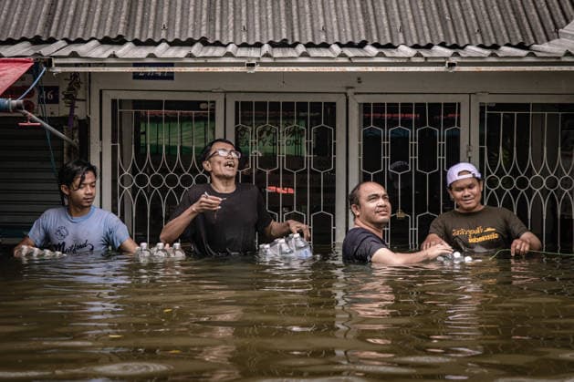 Aftermath of heavy rain in Bangkok BANGKOK, THAILAND - SEPTEMBER 27: People walk through floodwater on a road after heavy rainfall in Bangkok, Thailand on September 27, 2026. The Thai Meteorological Department issued warnings for heavy to very heavy rainfall affecting Greater Bangkok and provinces across Thailand. Wissarut Weerasopon Anadolu Bangkok Thailand. Editorial use only. Please get in touch for any other usage.  Copyright: x2026xAnadoluxWissarutxWeerasoponx