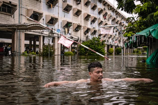 Aftermath of heavy rain in Bangkok BANGKOK, THAILAND - SEPTEMBER 27: People walk through floodwater on a road after heavy rainfall in Bangkok, Thailand on September 27, 2026. The Thai Meteorological Department issued warnings for heavy to very heavy rainfall affecting Greater Bangkok and provinces across Thailand. Wissarut Weerasopon Anadolu Bangkok Thailand. Editorial use only. Please get in touch for any other usage.  Copyright: x2026xAnadoluxWissarutxWeerasoponx