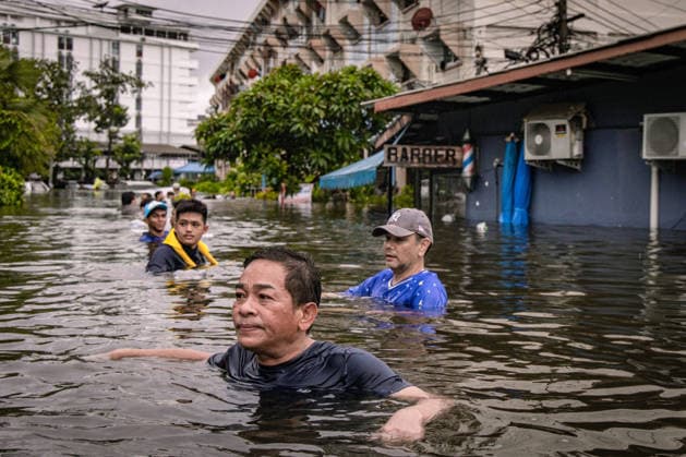 Aftermath of heavy rain in Bangkok BANGKOK, THAILAND - SEPTEMBER 27: People walk through floodwater on a road after heavy rainfall in Bangkok, Thailand on September 27, 2026. The Thai Meteorological Department issued warnings for heavy to very heavy rainfall affecting Greater Bangkok and provinces across Thailand. Wissarut Weerasopon Anadolu Bangkok Thailand. Editorial use only. Please get in touch for any other usage.  Copyright: x2026xAnadoluxWissarutxWeerasoponx