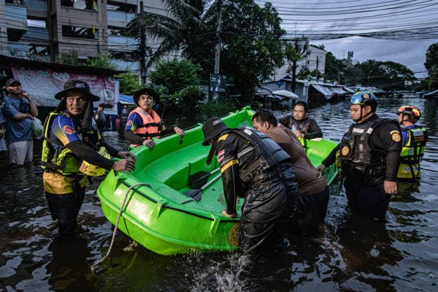 Aftermath of heavy rain in Bangkok BANGKOK, THAILAND - SEPTEMBER 27: Rescue teams and residents wade through deep floodwaters on a boat past inundated apartment complexes at the Khlong Chan Housing Authority Flats, after authorities declared a flood disaster following heavy rainfall in Bangkok, Thailand on September 27, 2026. The severe flooding has forced thousands into temporary shelters, while the Thai Meteorological Department continues to issue warnings for heavy to very heavy rain across the country. Wissarut Weerasopon Anadolu Bangkok Thailand. Editorial use only. Please get in touch for any other usage.  Copyright: x2026xAnadoluxWissarutxWeerasoponx