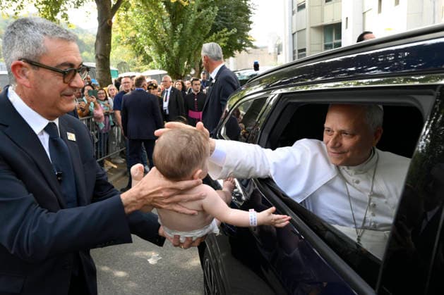 POPE LEO XIV MEETS STAFF AND GUESTS OF ACCUEIL NOTRE-DAME IN LOURDES France, Lourdes, Vatican, 2026 9 27 Pope Leo XIV meets with staff and guests of the Accueil Notre-Dame at the Sanctuary of Our Lady of Lourdes. EDITORIAL USE ONLY - NO BOOKS Copyright: xVATICANxMEDIA xCatholicxPressxPhotox