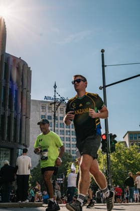 Highlights from the 52nd BMW BERLIN MARATHON on September 27, 2026, in Berlin: Runners on the marathon course and spectators lining the route of the 2026 BMW Berlin Marathon