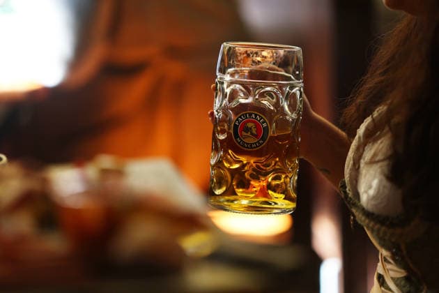September 27, 2026, Munich, Bayern, Germany: Attendees hold a mug of Paulaner beer during the world s largest beer festival Oktoberfest in Munich, Germany, September 27th , 2026 . Munich Germany - ZUMAe140 20260927_zip_e140_012 Copyright: xDavidexEliasx