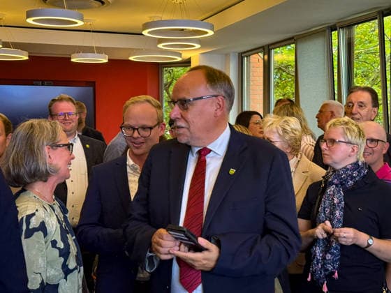 Aurich, Germany, September 27, 2026: Olaf Wiltfang (SPD) on election night at the Aurich County Hall, surrounded by his supporters. The SPD candidate wins the runoff election for the office of district administrator in Aurich County and becomes the new district administrator. Copyright: xHans-JoachimxSteinsiekx