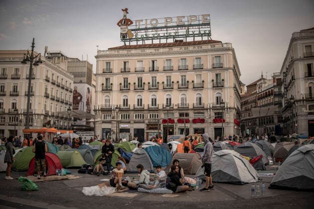 Madrid Spain Demonstration Second Day Demonstrators sit on the ground among tents after camping overnight to protest evictions and housing speculation at Puerta del Sol in Madrid, Spain, on September 27, 2026. The ongoing demonstration, organized under the slogan Ni una Maricarmen mas ( Not one more Maricarmen ), targets the role of investment and vulture funds in the real estate market. Participants are calling for access to affordable housing and greater protection for tenants. Madrid Madrid Spain Copyright: xBrunoxTheveninx