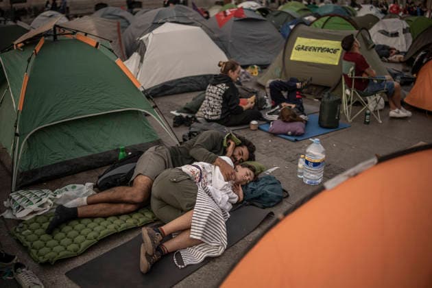 Madrid Spain Demonstration Second Day Two demonstrators rest on a mat outside a tent after camping overnight to protest evictions and housing speculation at Puerta del Sol in Madrid, Spain, on September 27, 2026. The ongoing demonstration, organized under the slogan Ni una Maricarmen mas ( Not one more Maricarmen ), targets the role of investment and vulture funds in the real estate market. Participants are calling for access to affordable housing and greater protection for tenants. Madrid Madrid Spain Copyright: xBrunoxTheveninx