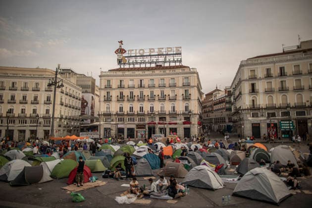 Madrid Spain Demonstration Second Day Demonstrators sit on the ground among tents after camping overnight to protest evictions and housing speculation at Puerta del Sol in Madrid, Spain, on September 27, 2026. The ongoing demonstration, organized under the slogan Ni una Maricarmen mas ( Not one more Maricarmen ), targets the role of investment and vulture funds in the real estate market. Participants are calling for access to affordable housing and greater protection for tenants. Madrid Madrid Spain Copyright: xBrunoxTheveninx