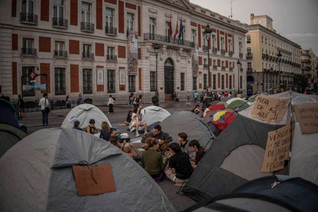 Madrid Spain Demonstration Second Day Demonstrators sit on the ground among tents after camping overnight to protest evictions and housing speculation at Puerta del Sol in Madrid, Spain, on September 27, 2026. The ongoing demonstration, organized under the slogan Ni una Maricarmen mas ( Not one more Maricarmen ), targets the role of investment and vulture funds in the real estate market. Participants are calling for access to affordable housing and greater protection for tenants. Madrid Madrid Spain Copyright: xBrunoxTheveninx