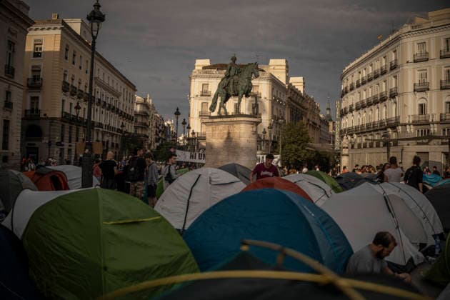 Madrid Spain Demonstration Second Day A view shows tents filling the square in front of an equestrian statue following an overnight protest against evictions and housing speculation at Puerta del Sol in Madrid, Spain, on September 27, 2026. The ongoing demonstration, organized under the slogan Ni una Maricarmen mas ( Not one more Maricarmen ), targets the role of investment and vulture funds in the real estate market. Participants are calling for access to affordable housing and greater protection for tenants. Madrid Madrid Spain Copyright: xBrunoxTheveninx