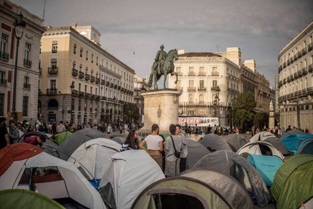 Madrid Spain Demonstration Second Day Demonstrators stand among tents after camping overnight to protest evictions and housing speculation at Puerta del Sol in Madrid, Spain, on September 27, 2026. The ongoing demonstration, organized under the slogan Ni una Maricarmen mas ( Not one more Maricarmen ), targets the role of investment and vulture funds in the real estate market. Participants are calling for access to affordable housing and greater protection for tenants. Madrid Madrid Spain Copyright: xBrunoxTheveninx