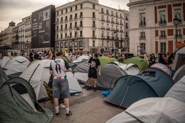 Madrid Spain Demonstration Second Day A man sweeps the ground among tents after camping overnight to protest evictions and housing speculation at Puerta del Sol in Madrid, Spain, on September 27, 2026. The ongoing demonstration, organized under the slogan Ni una Maricarmen mas ( Not one more Maricarmen ), targets the role of investment and vulture funds in the real estate market. Participants are calling for access to affordable housing and greater protection for tenants. Madrid Madrid Spain Copyright: xBrunoxTheveninx