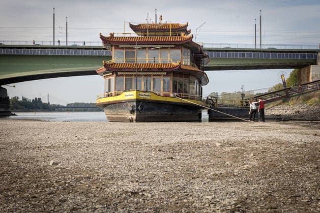 Extremely Low Water Levels Expose Chinese Ship in Bonn Beuel Bonn Beuel, September 26, 2026 Two young people are balancing on the steel cable lying dry on the ground, to which the former