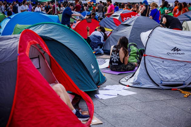 People spend the night at Madrid is Puerta del Sol after setting up camp to demand the ‘Maricarmen Decree’ A large number of people have gathered in tents to demand the passing of a housing decree at the Puerta del Sol, on 27 September, 2026 in Madrid, Spain. 500 people gathered at Madrid’s Puerta del Sol this Sunday morning after camping out in around a hundred tents throughout the night to demand the approval of a housing decree, which they have dubbed the ‘Maricarmen decree’, at the Council of Ministers meeting to be held on Tuesday 29 September. Madrid Spain Copyright: xMarinaxFrutos PGSxPhotoxAgencyx