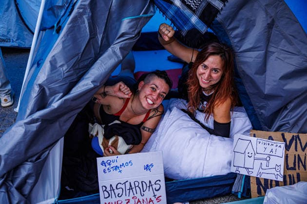 People spend the night at Madrid is Puerta del Sol after setting up camp to demand the ‘Maricarmen Decree’ A large number of people have gathered in tents to demand the passing of a housing decree at the Puerta del Sol, on 27 September, 2026 in Madrid, Spain. 500 people gathered at Madrid’s Puerta del Sol this Sunday morning after camping out in around a hundred tents throughout the night to demand the approval of a housing decree, which they have dubbed the ‘Maricarmen decree’, at the Council of Ministers meeting to be held on Tuesday 29 September. Madrid Spain Copyright: xMarinaxFrutos PGSxPhotoxAgencyx