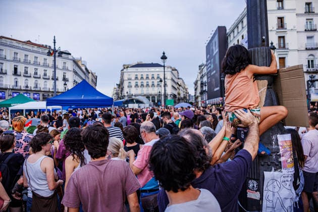 People spend the night at Madrid is Puerta del Sol after setting up camp to demand the ‘Maricarmen Decree’ A large number of people have gathered in tents to demand the passing of a housing decree at the Puerta del Sol, on 27 September, 2026 in Madrid, Spain. 500 people gathered at Madrid’s Puerta del Sol this Sunday morning after camping out in around a hundred tents throughout the night to demand the approval of a housing decree, which they have dubbed the ‘Maricarmen decree’, at the Council of Ministers meeting to be held on Tuesday 29 September. Madrid Spain Copyright: xMarinaxFrutos PGSxPhotoxAgencyx