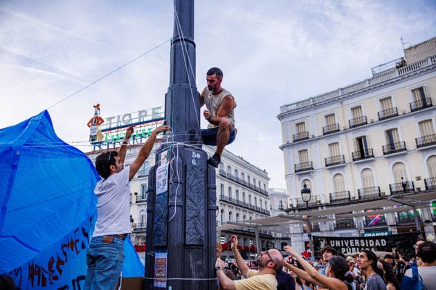 People spend the night at Madrid is Puerta del Sol after setting up camp to demand the ‘Maricarmen Decree’ A large number of people have gathered in tents to demand the passing of a housing decree at the Puerta del Sol, on 27 September, 2026 in Madrid, Spain. 500 people gathered at Madrid’s Puerta del Sol this Sunday morning after camping out in around a hundred tents throughout the night to demand the approval of a housing decree, which they have dubbed the ‘Maricarmen decree’, at the Council of Ministers meeting to be held on Tuesday 29 September. Madrid Spain Copyright: xMarinaxFrutos PGSxPhotoxAgencyx