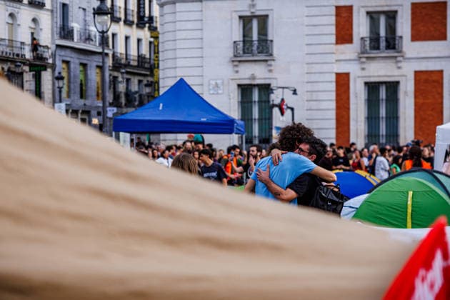 People spend the night at Madrid is Puerta del Sol after setting up camp to demand the ‘Maricarmen Decree’ A large number of people have gathered in tents to demand the passing of a housing decree at the Puerta del Sol, on 27 September, 2026 in Madrid, Spain. 500 people gathered at Madrid’s Puerta del Sol this Sunday morning after camping out in around a hundred tents throughout the night to demand the approval of a housing decree, which they have dubbed the ‘Maricarmen decree’, at the Council of Ministers meeting to be held on Tuesday 29 September. Madrid Spain Copyright: xMarinaxFrutos PGSxPhotoxAgencyx
