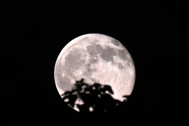 (260927) -- ISLAMABAD, Sept. 27, 2026 -- A moon is seen over Islamabad, capital of Pakistan, Sept. 27, 2026. ) PAKISTAN-ISLAMABAD-MOON AhmadxKamal 