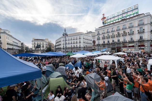 Protesters at Puerta del Sol Prepare to Spend Their Second Night There. Numerous people are spending their second night camping out in tents to demand the passage of a housing decree at Puerta del Sol on September 27, 2026, in Madrid, Spain. The protesters intend to remain camped out in the square to demand the passage of a housing decree—which they have dubbed the Maricarmen Decree —until the Council of Ministers meets next Tuesday, September 29. SEPTEMBER 27, 2026 Diego Radamé Madrid, Madrid, Spain  Copyright: xDiegoxRadamÃ sx 7804572