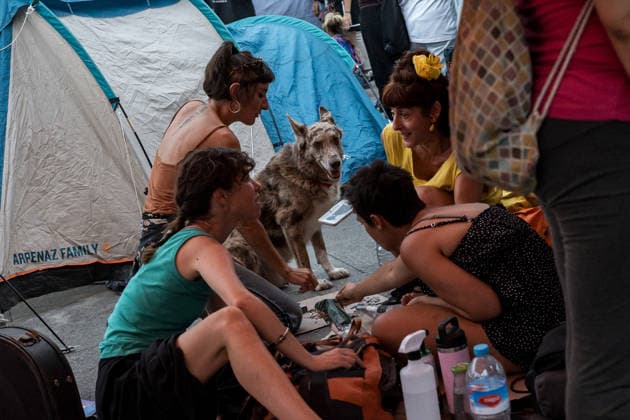 Protesters at Puerta del Sol Prepare to Spend Their Second Night There. Numerous people are spending their second night camping out in tents to demand the passage of a housing decree at Puerta del Sol on September 27, 2026, in Madrid, Spain. The protesters intend to remain camped out in the square to demand the passage of a housing decree—which they have dubbed the Maricarmen Decree —until the Council of Ministers meets next Tuesday, September 29. SEPTEMBER 27, 2026 Diego Radamé Madrid, Madrid, Spain  Copyright: xDiegoxRadamÃ sx 7804577