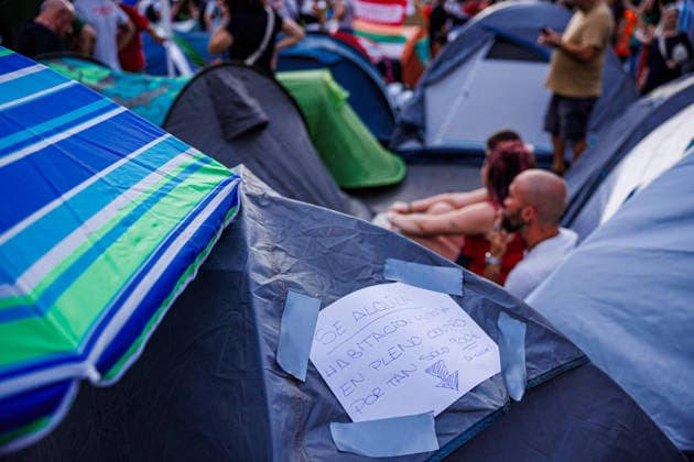 People spend the night at Madrid is Puerta del Sol after setting up camp to demand the ‘Maricarmen Decree’ A large number of people have gathered in tents to demand the passing of a housing decree at the Puerta del Sol, on 27 September, 2026 in Madrid, Spain. 500 people gathered at Madrid’s Puerta del Sol this Sunday morning after camping out in around a hundred tents throughout the night to demand the approval of a housing decree, which they have dubbed the ‘Maricarmen decree’, at the Council of Ministers meeting to be held on Tuesday 29 September. Madrid Spain Copyright: xMarinaxFrutos PGSxPhotoxAgencyx