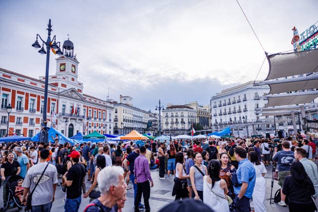 People spend the night at Madrid is Puerta del Sol after setting up camp to demand the ‘Maricarmen Decree’ A large number of people have gathered in tents to demand the passing of a housing decree at the Puerta del Sol, on 27 September, 2026 in Madrid, Spain. 500 people gathered at Madrid’s Puerta del Sol this Sunday morning after camping out in around a hundred tents throughout the night to demand the approval of a housing decree, which they have dubbed the ‘Maricarmen decree’, at the Council of Ministers meeting to be held on Tuesday 29 September. Madrid Spain Copyright: xMarinaxFrutos PGSxPhotoxAgencyx