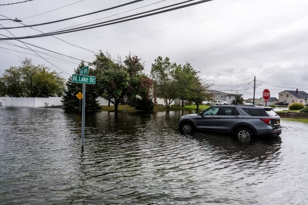 Nor’easter storm causes major coastal flooding in Long Island NEW YORK, UNITED STATES - SEPTEMBER 27: A car sits partially submerged in deep floodwaters following severe coastal flooding triggered by a powerful Nor’easter in Lindenhurst, Long Island, New York, United States on September 27, 2026. A powerful Nor’easter storm battered coastal communities across the region, causing widespread flooding and severe tidal surges. Thomas Hengge Anadolu New York United States. Editorial use only. Please get in touch for any other usage.  Copyright: x2026xAnadoluxThomasxHenggex