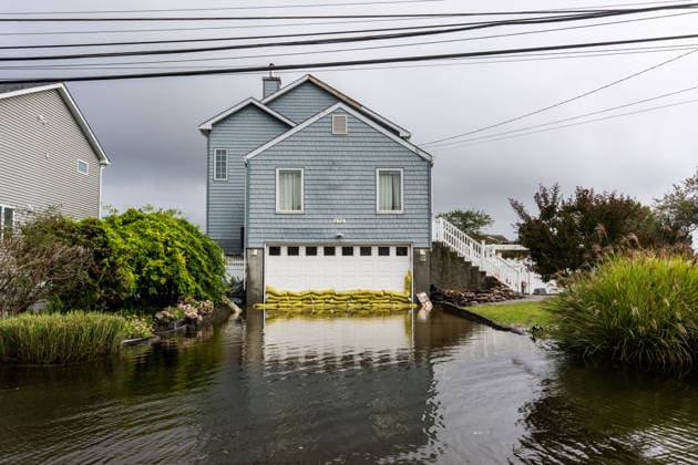 Nor’easter storm causes major coastal flooding in Long Island NEW YORK, UNITED STATES - SEPTEMBER 27: Sandbags are stacked in front of a residential garage door to safeguard the house from rising waters during a major Nor’easter storm in Lindenhurst, Long Island, New York, United States on September 27, 2026. A powerful Nor’easter storm battered coastal communities across the region, causing widespread flooding and severe tidal surges. Thomas Hengge Anadolu New York United States. Editorial use only. Please get in touch for any other usage.  Copyright: x2026xAnadoluxThomasxHenggex