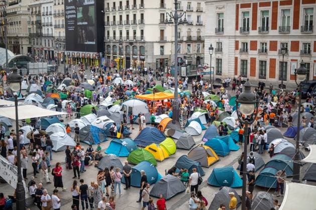 Second Day of Encampment at Puerta del Sol for Housing Rights. MADRID, SPAIN SEPTEMBER 27, 2026: Second day of the encampment at Madrid s Puerta del Sol. Dozens of tents remain set up by housing activists who called for the occupation of the square following a massive demonstration through central Madrid a response to the eviction of octogenarian Maricarmen from her home by a vulture fund. MADRID MADRID Spain Copyright: x xC.xCarvajalx xJNAxPressx