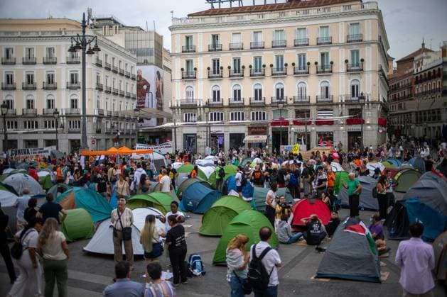 Second Day of Encampment at Puerta del Sol for Housing Rights. MADRID, SPAIN SEPTEMBER 27, 2026: Second day of the encampment at Madrid s Puerta del Sol. Dozens of tents remain set up by housing activists who called for the occupation of the square following a massive demonstration through central Madrid a response to the eviction of octogenarian Maricarmen from her home by a vulture fund. MADRID MADRID Spain Copyright: x xC.xCarvajalx xJNAxPressx