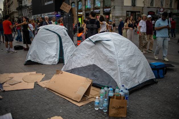 Second Day of Encampment at Puerta del Sol for Housing Rights. MADRID, SPAIN SEPTEMBER 27, 2026: Second day of the encampment at Madrid s Puerta del Sol. Dozens of tents remain set up by housing activists who called for the occupation of the square following a massive demonstration through central Madrid a response to the eviction of octogenarian Maricarmen from her home by a vulture fund. MADRID MADRID Spain Copyright: x xC.xCarvajalx xJNAxPressx