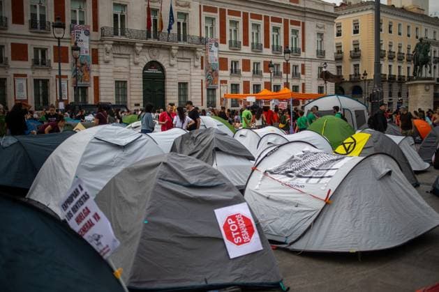 Second Day of Encampment at Puerta del Sol for Housing Rights. MADRID, SPAIN SEPTEMBER 27, 2026: Second day of the encampment at Madrid s Puerta del Sol. Dozens of tents remain set up by housing activists who called for the occupation of the square following a massive demonstration through central Madrid a response to the eviction of octogenarian Maricarmen from her home by a vulture fund. MADRID MADRID Spain Copyright: x xC.xCarvajalx xJNAxPressx
