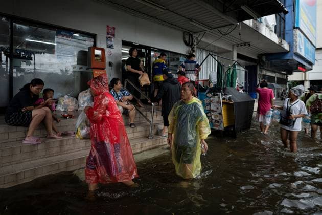 Heavy Rain Triggered Widespread Flooding Across Bangkok BANGKOK, THAILAND SEPTEMBER 27, 2026: Heavy rain caused widespread flooding across Bangkok, affecting residents, businesses and communities across the capital. The Thai Meteorological Department attributed the rainfall to a low-pressure system over the Central region combined with the southwest monsoon, with further rain expected through September 27. Bangkok authorities declared all 50 districts disaster-affected areas and deployed pumps, shelters and emergency teams to assist affected residents and drain accumulated floodwater. By Sunday, water levels had begun to recede in some areas, although flooding persisted in several low-lying communities as authorities continued monitorin Copyright: x xCaptainxJirathummanuwatx xJNAxPressx