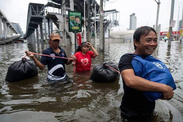Heavy Rain Triggered Widespread Flooding Across Bangkok BANGKOK, THAILAND SEPTEMBER 27, 2026: Heavy rain caused widespread flooding across Bangkok, affecting residents, businesses and communities across the capital. The Thai Meteorological Department attributed the rainfall to a low-pressure system over the Central region combined with the southwest monsoon, with further rain expected through September 27. Bangkok authorities declared all 50 districts disaster-affected areas and deployed pumps, shelters and emergency teams to assist affected residents and drain accumulated floodwater. By Sunday, water levels had begun to recede in some areas, although flooding persisted in several low-lying communities as authorities continued monitorin Copyright: x xCaptainxJirathummanuwatx xJNAxPressx