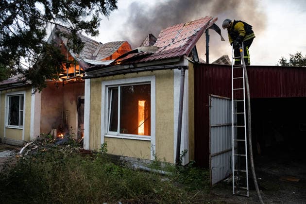 Russian drone attack in Sloviansk SLOVIANSK, UKRAINE - SEPTEMBER 27: A firefighter operates at a house fire following a Russian drone attack in Sloviansk, Ukraine, on September 27, 2026. Francisco Richart Anadolu Sloviansk Ukraine. Editorial use only. Please get in touch for any other usage.  Copyright: x2026xAnadoluxFranciscoxRichartx