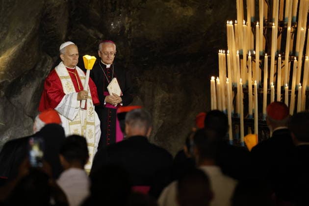 Visit to France of Pope Leo XIV – Prayer at Lourdes Sanctuary Pope Leo XIV pictured during a prayer of Holy Rosary and a candlelight procession at the Lourdes sanctuary, southwestern France, on September 27, 2026. Pope Leo XIV makes a historic apostolic journey of four days to France scheduled for September 25 to 28, 2026. Photo by Margot Le Gonidec ABACAPRESS.COM Lourdes France  Copyright: xLexGonidecxMargot ABACAx