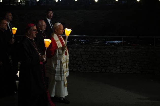 Visit to France of Pope Leo XIV – Prayer at Lourdes Sanctuary Pope Leo XIV pictured during a prayer of Holy Rosary and a candlelight procession at the Lourdes sanctuary, southwestern France, on September 27, 2026. Pope Leo XIV makes a historic apostolic journey of four days to France scheduled for September 25 to 28, 2026. Photo by Margot Le Gonidec ABACAPRESS.COM Lourdes France  Copyright: xLexGonidecxMargot ABACAx